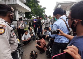 Ratusan Pelajar Ugal-Ugalan Di Depan Gedung DPRD Kepahiang, Belasan Pelajar Di Amankan Polisi