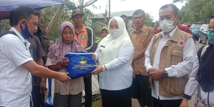 Plt. Bupati Serahkan Bantuan Kepada Korban Kebakaran Di Desa Gunung Agung