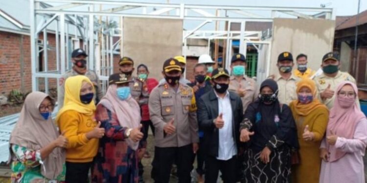 Pastikan Sesuai Harapan, Wawali Tinjau Pembangunan Rumah