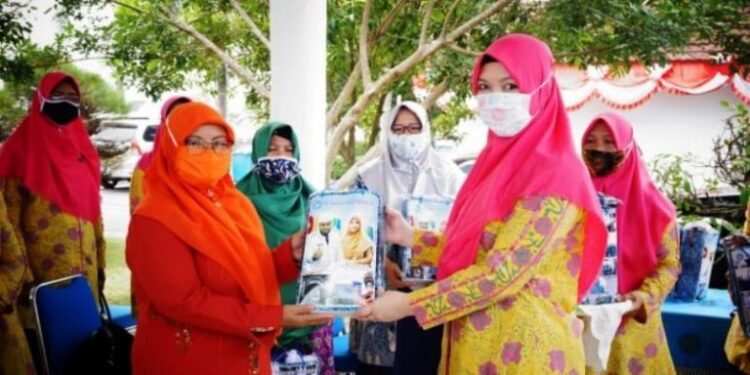 Bagikan 1000 Masker, Ketua TP PKK Ingatkan Pentingnya Kegunaan Masker Pada Masa Covid – 19