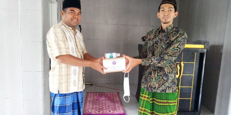 Jelang HPN 2021, PWI Kepahiang Bagi Masker ke Masjid