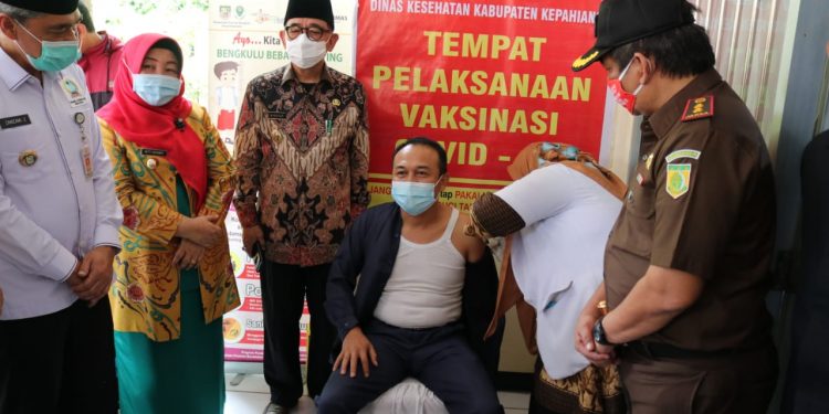 Ketua DPRD Kepahiang Jadi Orang Pertama Yang Di Vaksinasi Covid-19
