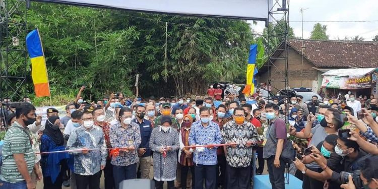 Mensos Risma Puji Program Kemanusiaan SMSI, Membangun Jalan dan MCK untuk Masyarakat