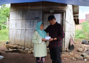 Ketua DPRD Kepahiang Tinjau Dan Berikan Bantuan Korban Kebakaran Dusun Kepahiang