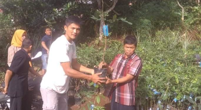 Pemdes Cirebon Baru Bagikan Bibit Gratis Kepada Masyarakat