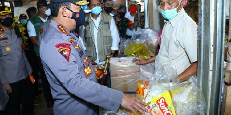 Kapolri Turun Langsung ke Pasar Pastikan Stok Minyak Goreng Untuk Warga Aman