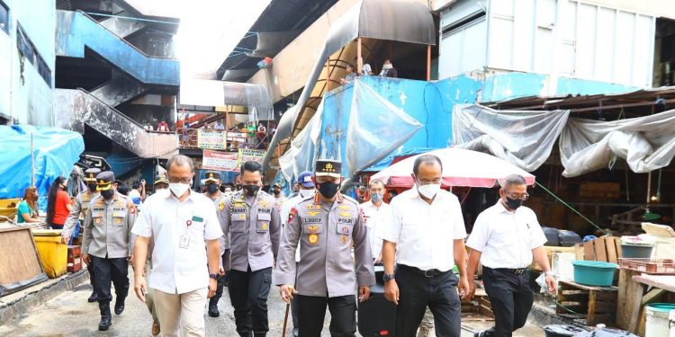 Tinjau Pasar Minggu, Kapolri Pastikan Stok Minyak Curah untuk Warga Aman