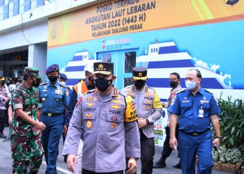 Tinjau Pelabuhan Tanjung Perak, Kapolri: Transportasi Laut Alternatif Kurangi Kemacetan Arus Mudik
