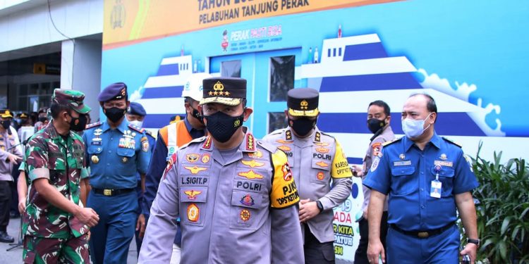 Tinjau Pelabuhan Tanjung Perak, Kapolri: Transportasi Laut Alternatif Kurangi Kemacetan Arus Mudik