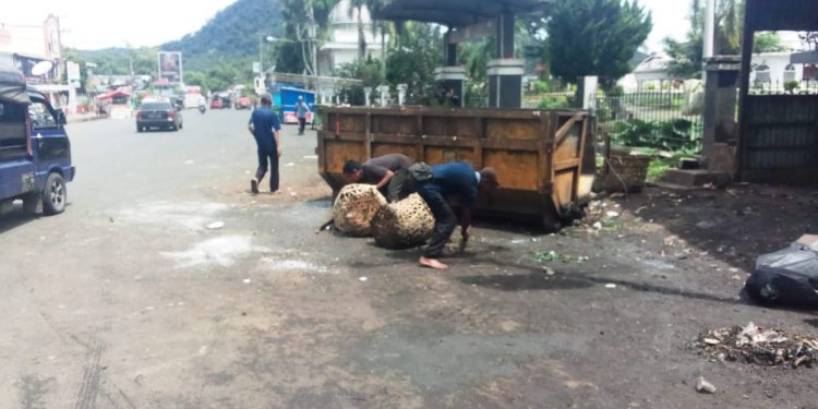 Terbaru ! Sampah Yang Berserakan Di Dekat Taman Santoso Sudah Diangkut