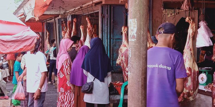Sore Hari, Kios Penjual Daging Diserbu Pembeli