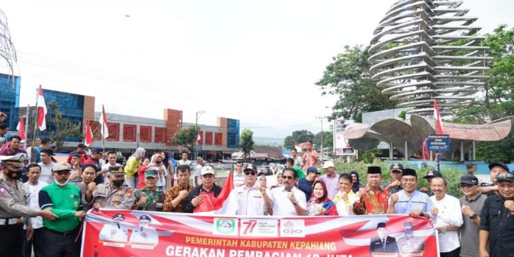 HUT KEMRI Ke 77, Wabup Bagi 5000 Bendera Merah Putih