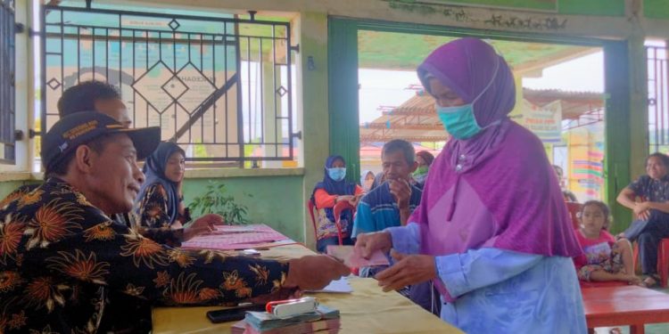 Pemdes Talang Gelompok Salurkan BLT-DD Tahap 1 Tahun 2022