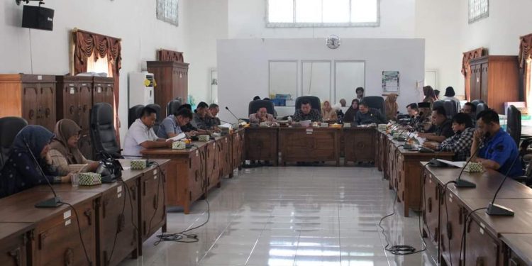 Penyerahan Raperda Perubahan APBD Tahun 2022 Ke Fraksi-Fraksi DPRD Kepahiang