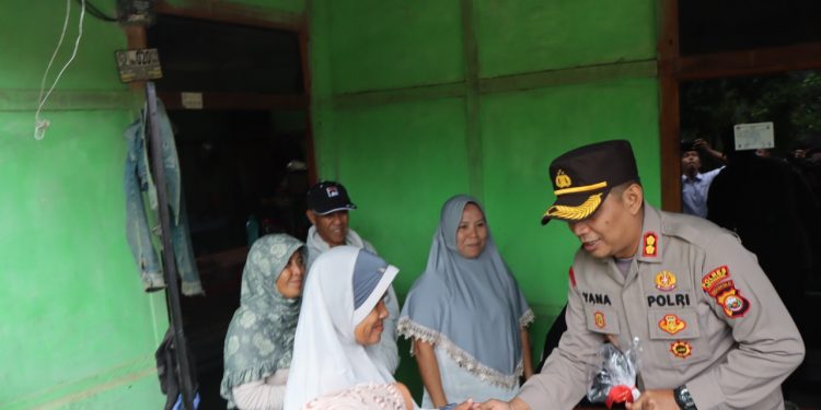 Harga BBM Melonjak, Kapolres Kepahiang Bagikan 400 Paket Sembako Kepada Masyarakat