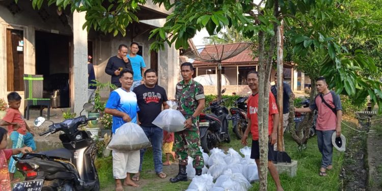 Program Ketahanan Pangan, Pemdes Temdak Salurkan Bibit Ikan Lele Kepada Masyarakat