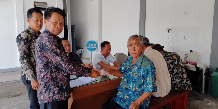 Pemdes Pelangkian Kembali Salurkan BLT-DD Ke 64 KPM