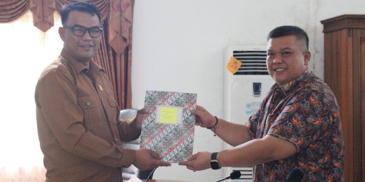 Penyerahan Laporan Hasil Pembahasan 3 Raperda Kabupaten Kepahiang Masa Sidang Kesatu Tahun 2023
