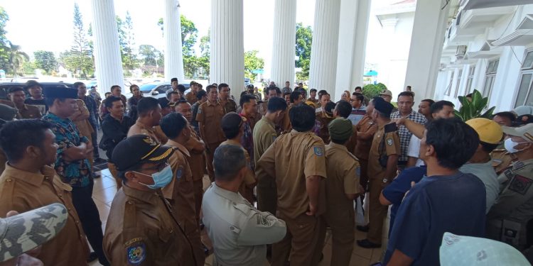 Ratusan Perangkat Desa Dan Kades Se Kabupaten Kepahiang Geruduk Kantor Bupati