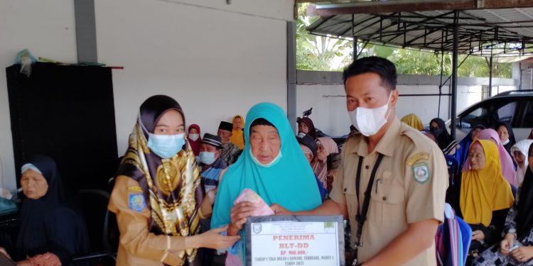 Pemdes Pelangkian Salurkan BLT-DD Tahap Satu Tahun Anggaran 2023