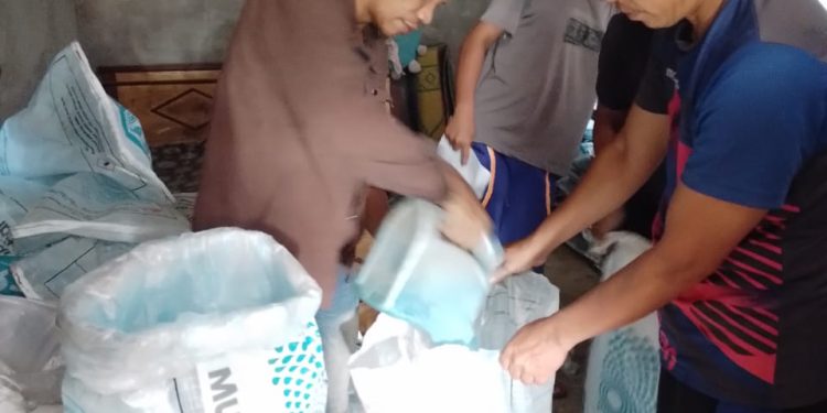 Tunjang Ketahan Pangan Pemerintah Desa Bayung Bagikan Pupuk Berkualitas Secara Gratis
