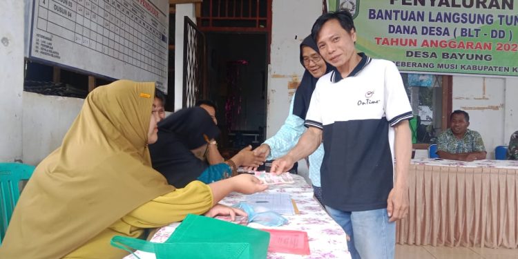 Pemdes Bayung Salurkan BLT-DD Tahap Akhir Tahun 2024