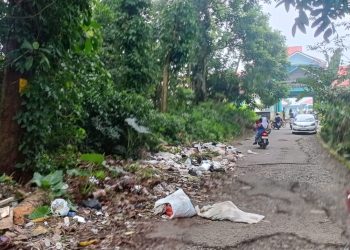 Sampah Dibiar Berserakan, Mengeluarkan Bau Tak Sedap