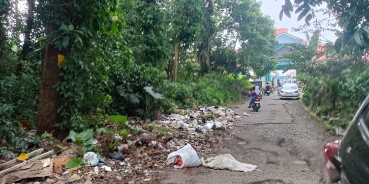 Sampah Dibiar Berserakan, Mengeluarkan Bau Tak Sedap