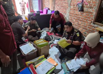 Kejari Kepahiang Geledah Rumah Kades, Sekdes dan Bendahara Desa Air Pesi