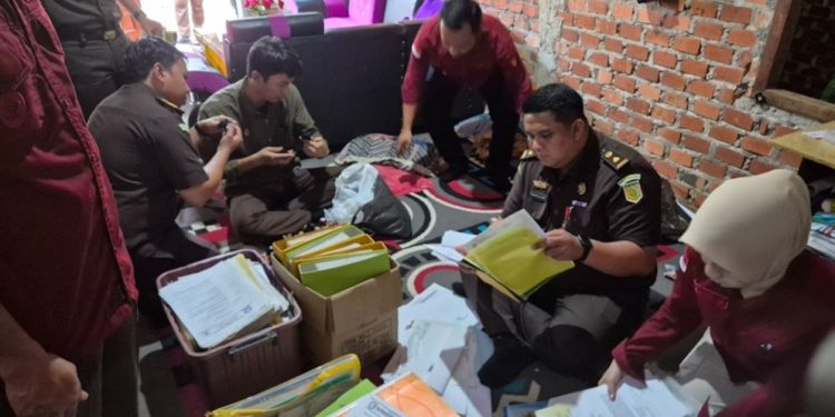 Kejari Kepahiang Geledah Rumah Kades, Sekdes dan Bendahara Desa Air Pesi