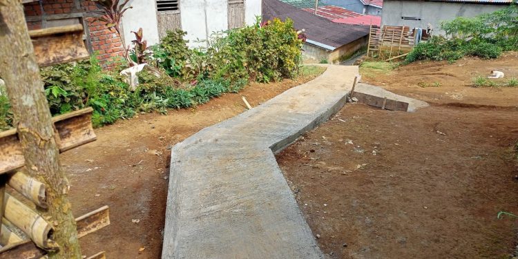 Pemdes Desa Pelangkian Bangun Jalan Rabat Beton dan Pelapis Tebing